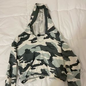 Cropped camouflage sweatshirt